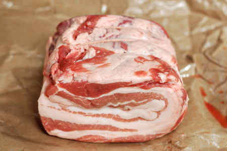 Homemade Bacon! (via patiodaddiobbq.com)