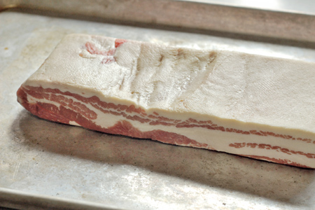 Homemade Bacon! (via patiodaddiobbq.com)