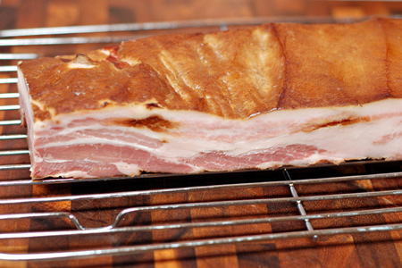 Homemade Bacon! (via patiodaddiobbq.com)